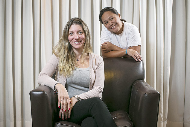 A executiva Kely Alves, 41, com a bab de seus trs filhos, a filipina Realiza Santandan, 42